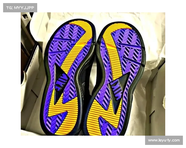 球员球鞋配色致敬母校，赛后解释设计灵感来源