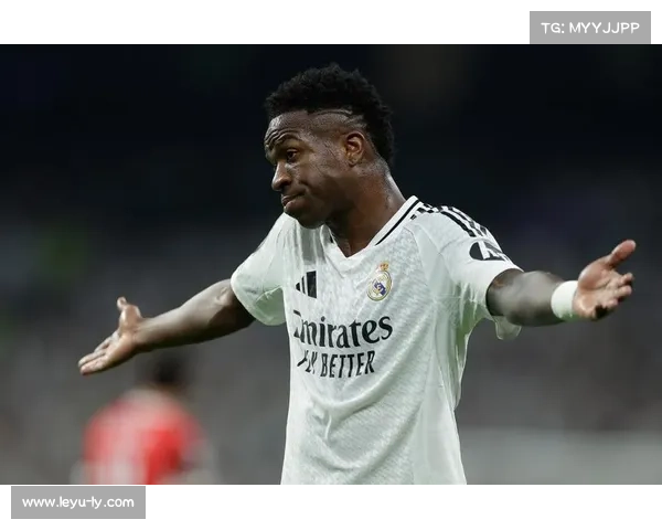 维尼修斯突破造点后手指队徽回应嘘声，皇马边锋的救赎之夜