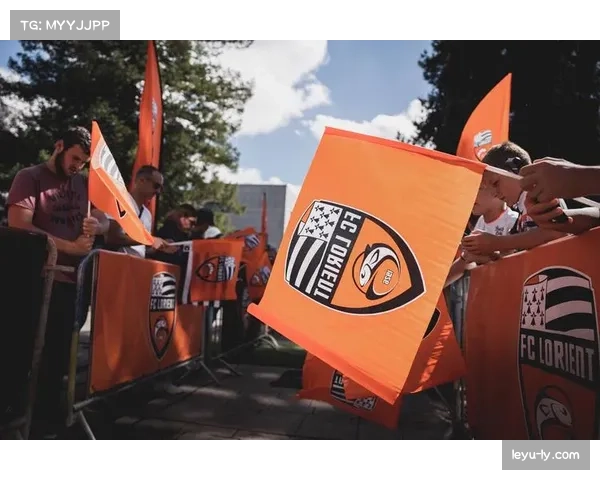 布雷斯特主场因突降大雨一度中断比赛,工作人员紧急处理积水 布雷斯特主场因突降大雨一度中断比赛,工作人员紧急处理积水